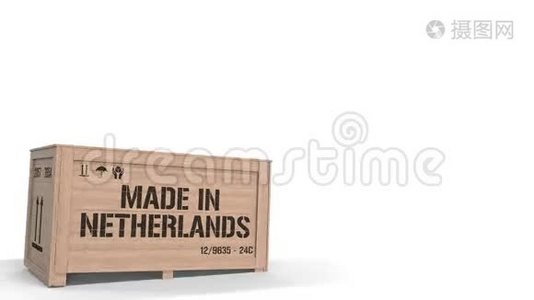 木箱与印刷的母质在荷兰文字隔离在光背景。 与3D有关的荷兰工业生产视频