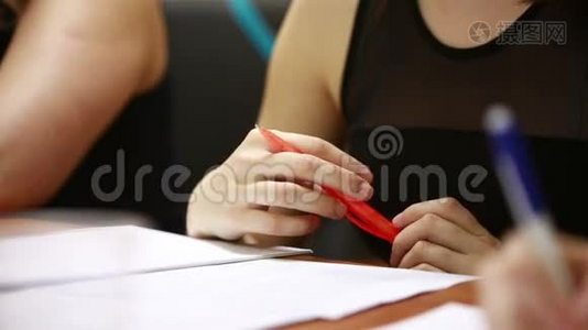 女商人用笔的手视频