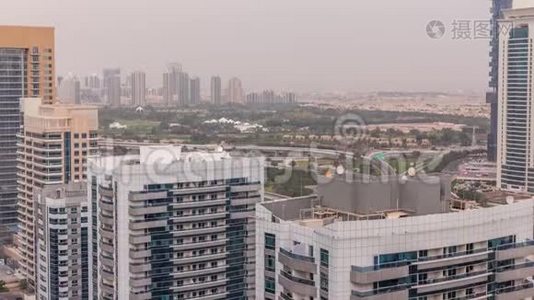 迪拜高尔夫球场，背景是空中时间推移，有一个城市景观Gereens和Tecom地区视频