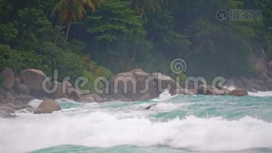 风暴面前的热带岛屿上的海浪。 慢动作视频