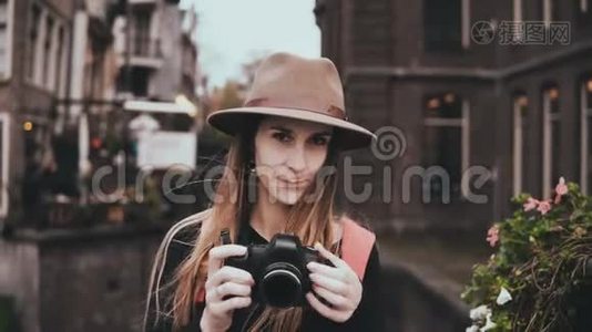 带着摄像机的快乐白人女人的肖像。 迷人的开朗女士，戴着时尚的帽子，拍照4K前景。视频