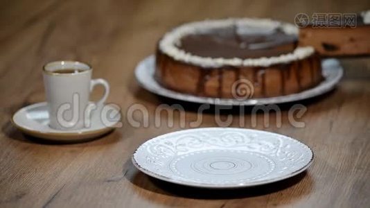 把一块巧克力芝士蛋糕放在盘子里视频