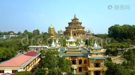热带植物中的现代佛教寺庙建筑群视频
