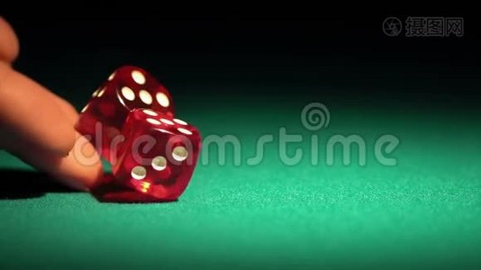 用慢动作掷骰子。 赌客在赌场赢得比赛的机会视频