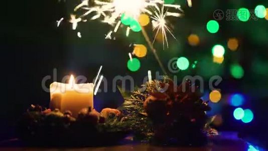 圣诞树上的圣诞蜡烛和孟加拉灯的火花。 迪夫。 4k视频