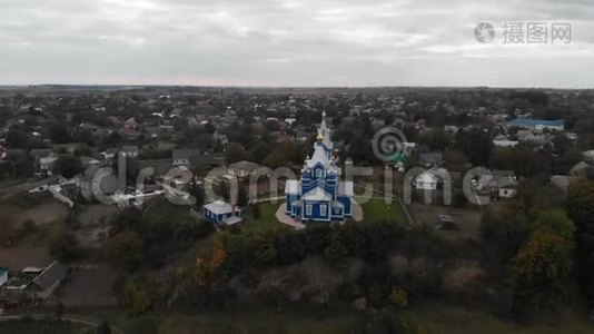河岸上的东正教教堂视频