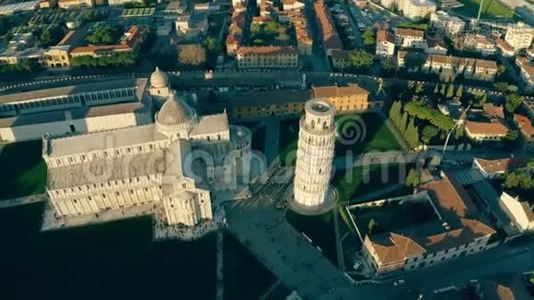 傍晚鸟瞰著名的比萨斜塔和大教堂.. 意大利托斯卡纳视频