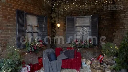 新年和魔法装饰的外部圣诞树，许多礼物和节日灯和花环外面的房子视频