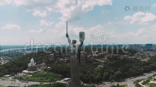 乌克兰基辅第聂伯河畔祖国不锈钢雕塑。视频