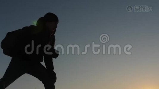 登山者向登上山顶的朋友伸出手. 冬天在雪山上的游客在卡曼达帮助工作视频