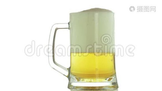 白色背景上隔离的淡啤酒玻璃。 啤酒节庆典视频