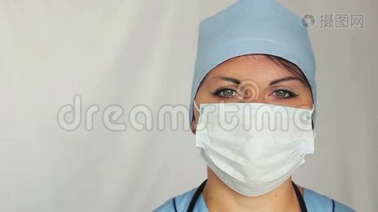 一位女医生，脸上穿着一件长袍，凝视着相机。 相机从左到右移动到杜莉视频