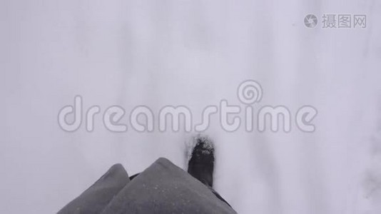 特写女腿走雪.视频