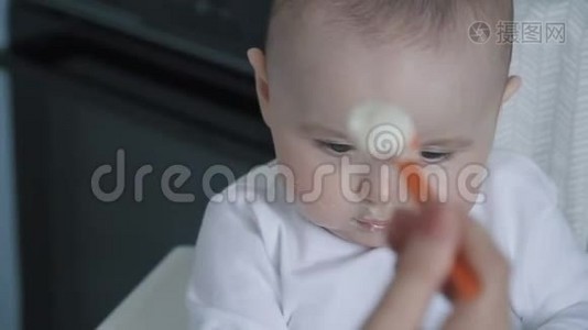 一个可爱的小男孩吃东西的肖像视频
