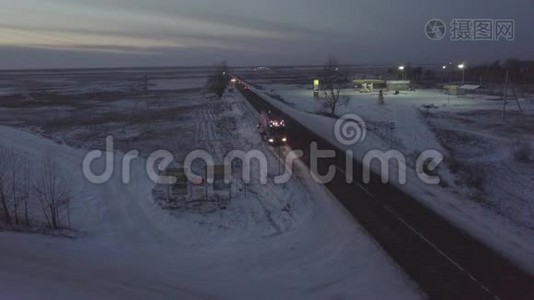 汽油车在冬季公路无人机视图沿路边行驶视频