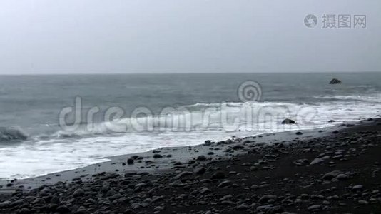 在黑沙滩下雨视频