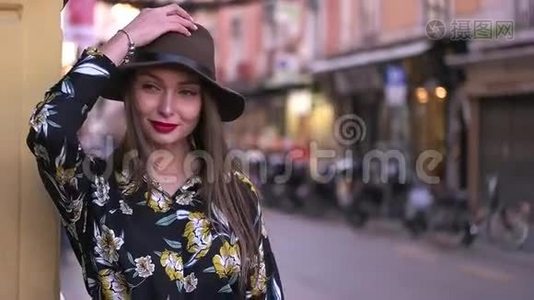 在街上戴帽子的女孩视频