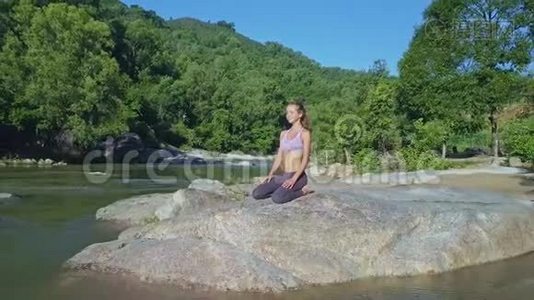 在热带雨林中，从瑜伽姿势中的女孩中解脱视频