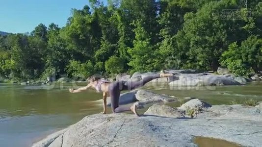 镜头旋转靠近女孩在瑜伽姿势显示河景视频