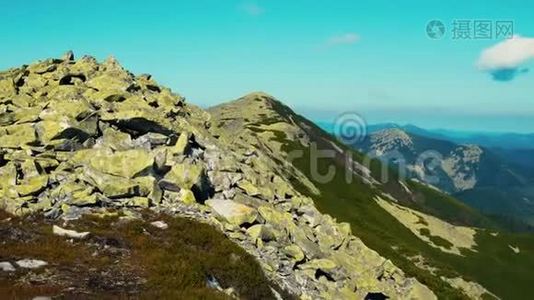 摄像机从喀尔巴阡山脉的峰顶拍摄全景。 山峦的森林和悬崖斜坡的景色..视频