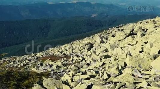 摄像机从喀尔巴阡山脉的峰顶拍摄全景。 山峦的森林和悬崖斜坡的景色..视频