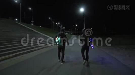 曼斯走在夜晚的街道上，有照明的长板视频