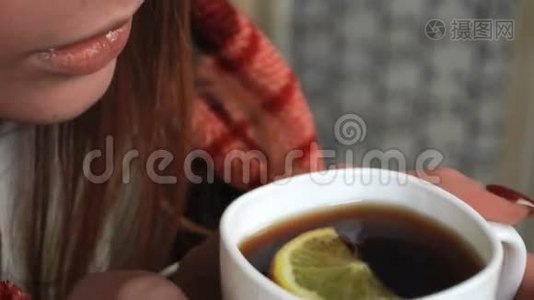 生病的女孩喝着柠檬热茶视频