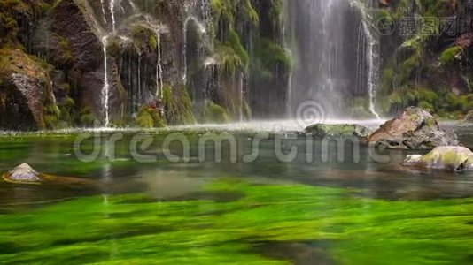 美丽的瀑布和带有绿色水上飞机的淡水池的风景自然视频
