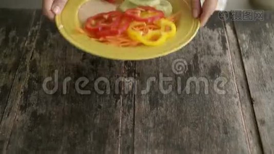 女人吃沙拉视频