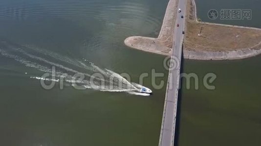 豪华汽车游艇船在桥下行驶。视频