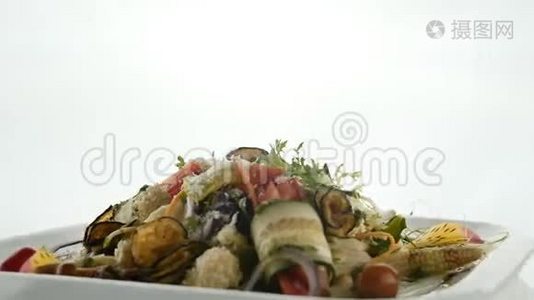 混合蘑菇、黄瓜、胡萝卜、玉米、西葫芦、甜椒、番茄、洋葱、青菜的美味蔬菜沙拉视频
