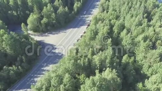 夏季森林公路不饱和的汽车交通鸟瞰图视频