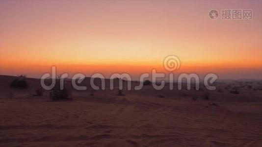 黄昏的天空，在沙漠中的沙丘上美丽的天空视频