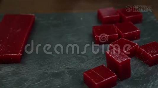 糖果手卷深红色果酱糖片视频