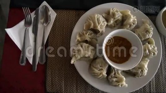 莫莫-尼泊尔传统菜肴。 正宗美食。 亚洲食物。 顶部视图视频