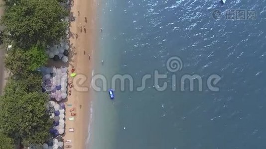 芭堤雅海滩从山顶俯瞰。 录像。 在山顶风景秀丽的瞭望点可以看到全景视频