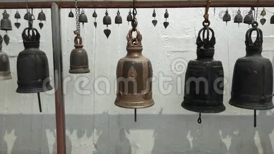 泰国曼谷金山寺的寺庙里挂着铃铛。视频
