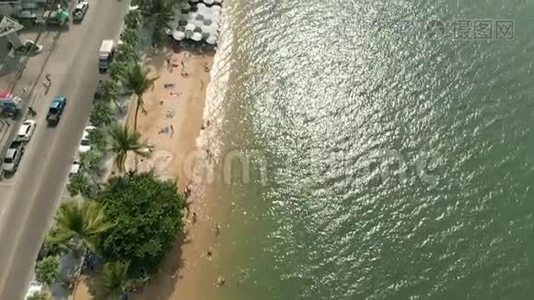 芭堤雅海滩从山顶俯瞰。 录像。 在山顶风景秀丽的瞭望点可以看到全景视频