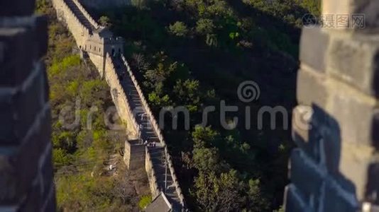 中国长城的一段，在秋天开始的时候从山的一侧升起视频