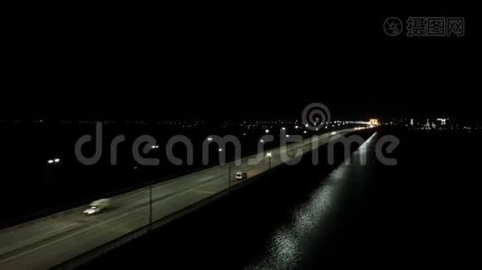 美丽的空中拍摄的桥上有交通在夜间，4k视频