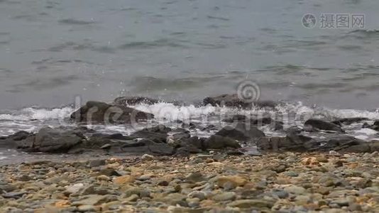 波浪在岸边破碎-缓慢的运动视频