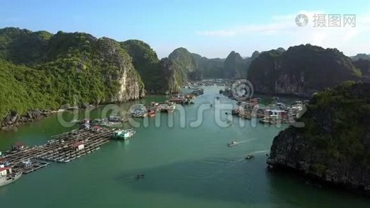 鸟瞰繁忙的海洋湾峡湾与船浮场视频