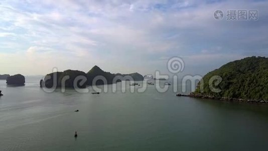 海景，可俯瞰整个宁静的海湾和岛屿视频