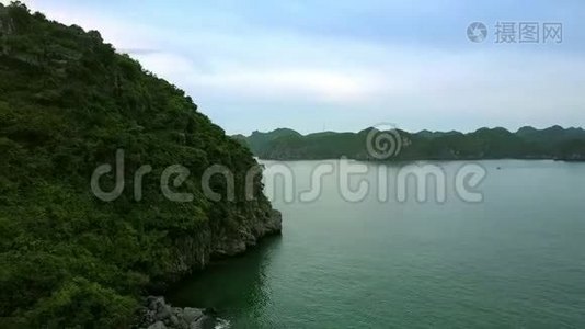 在绿岩岛上飞翔，展现海洋湾视频