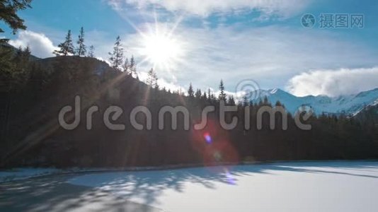 雪、太阳、蓝天构成的山地湖泊横向全景视频