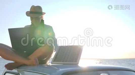 太阳能，女性坐在老式汽车上，在阳光下，背景天空上有笔记本和电池，女孩坐在屋顶上视频