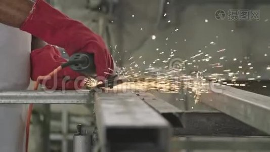 一名工人在金属车间使用带有火花的金属磨床缓慢移动视频