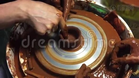 陶手在旋转轮上制造一个土罐视频