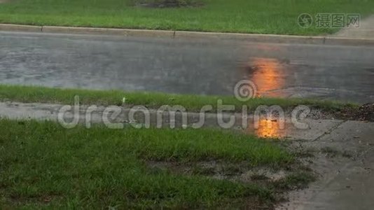 沥青上下大雨.. 夏天的雷雨和大雨落在街道上。视频
