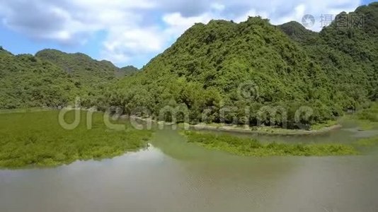 钻过水厂向绿岛海岸移动视频